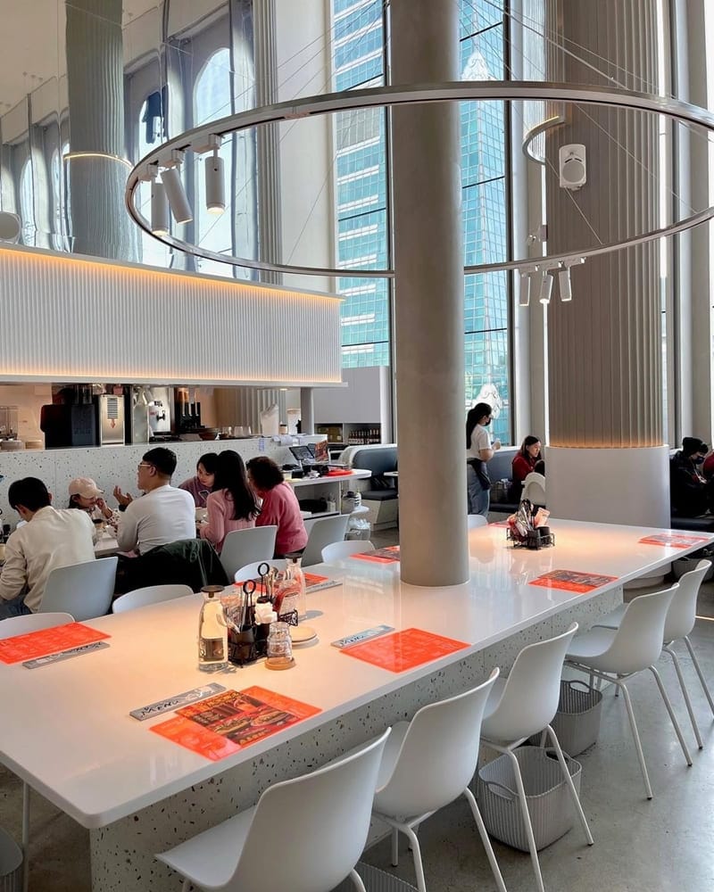 貳樓餐飲，今天介紹的是微風南山店，位在台北最繁華的信義區，餐廳內挑高和圓弧曲線的設計 讓視覺有無限延伸放大的效果，一整面落地窗 擁有絕佳的天然採光，看出去剛好就是101 呀ᵒ̴̶̷̤໐ᵒ̴̶̷̤