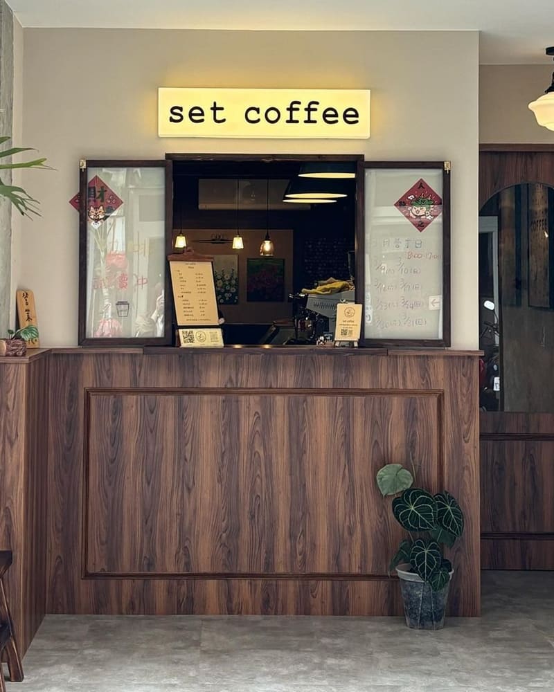 「𝐒𝐞𝐭 𝐂𝐨𝐟𝐟𝐞𝐞」台南南紡巷弄新開日式復古咖啡店、精緻甜點咖啡絕妙搭配、老屋魅力！