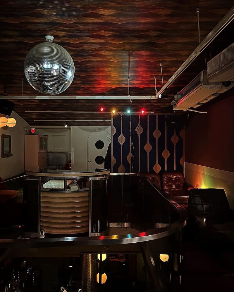 「Sofa sofar」松山美式復古網美酒吧！品嘗70年代經典、美食調酒與水煙融合！
