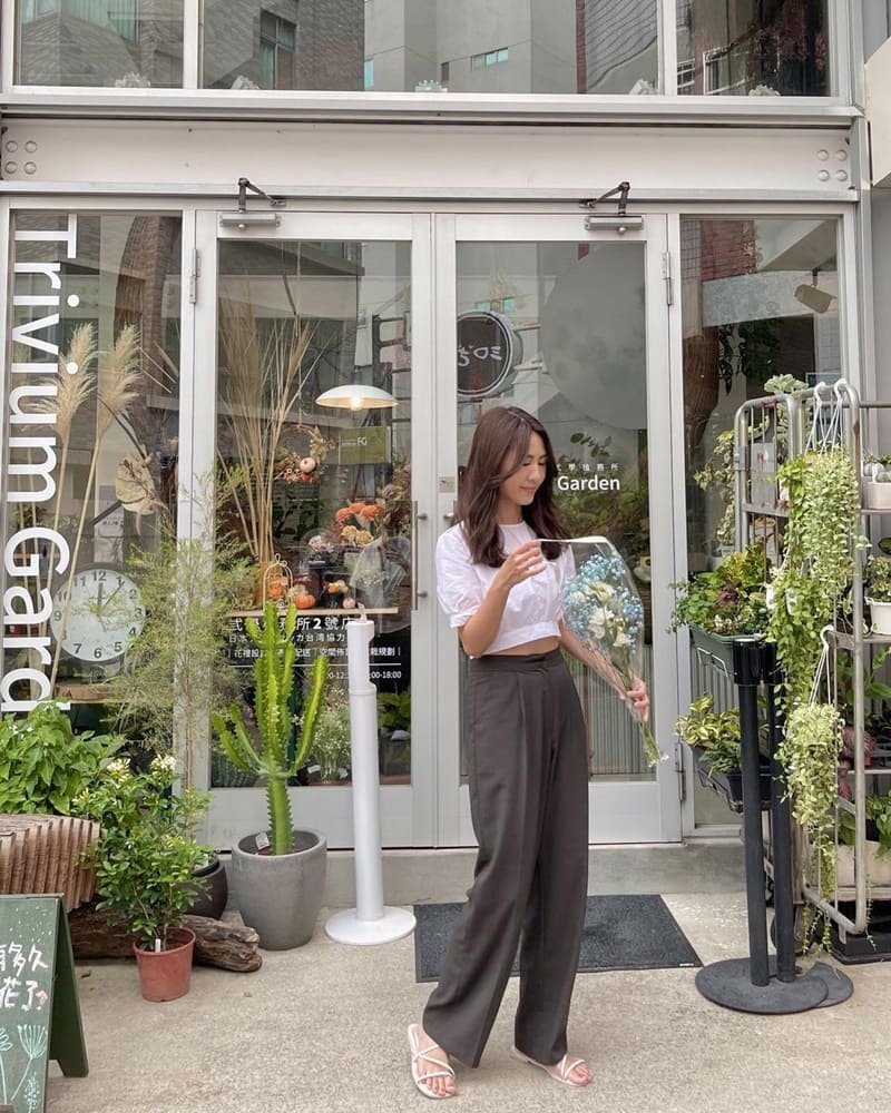 這間位在台中西區高CP值的寶藏花店🌷 弎學植務所2號店 很喜歡他們強調"你家附近的花店,簡單就好"這句話。 沒有過多浮誇的裝飾與包裝,反而更能將重點放在花朵和植物本身✨
