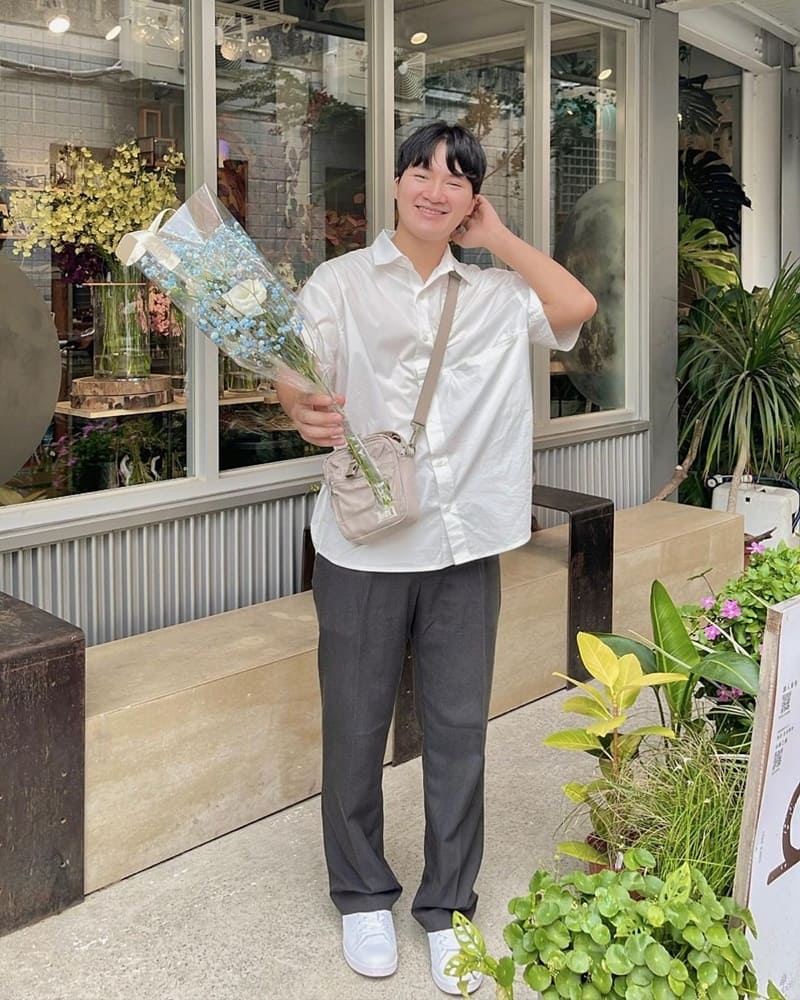 這間位在台中西區高CP值的寶藏花店🌷 弎學植務所2號店 很喜歡他們強調"你家附近的花店,簡單就好"這句話。 沒有過多浮誇的裝飾與包裝,反而更能將重點放在花朵和植物本身✨