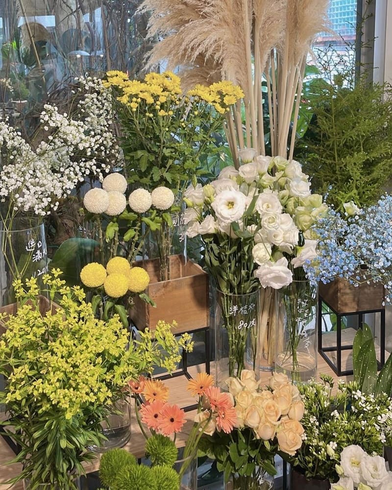 這間位在台中西區高CP值的寶藏花店🌷 弎學植務所2號店 很喜歡他們強調"你家附近的花店,簡單就好"這句話。 沒有過多浮誇的裝飾與包裝,反而更能將重點放在花朵和植物本身✨
