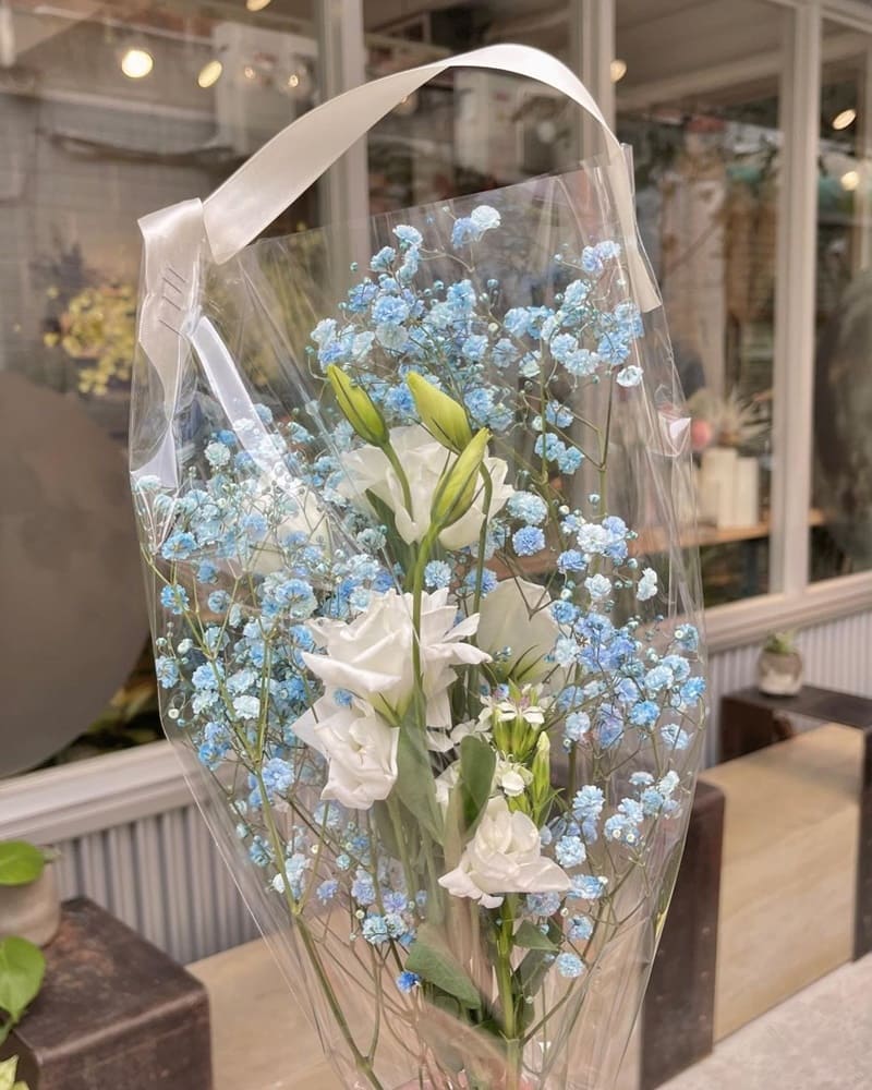 這間位在台中西區高CP值的寶藏花店🌷 弎學植務所2號店 很喜歡他們強調"你家附近的花店,簡單就好"這句話。 沒有過多浮誇的裝飾與包裝,反而更能將重點放在花朵和植物本身✨