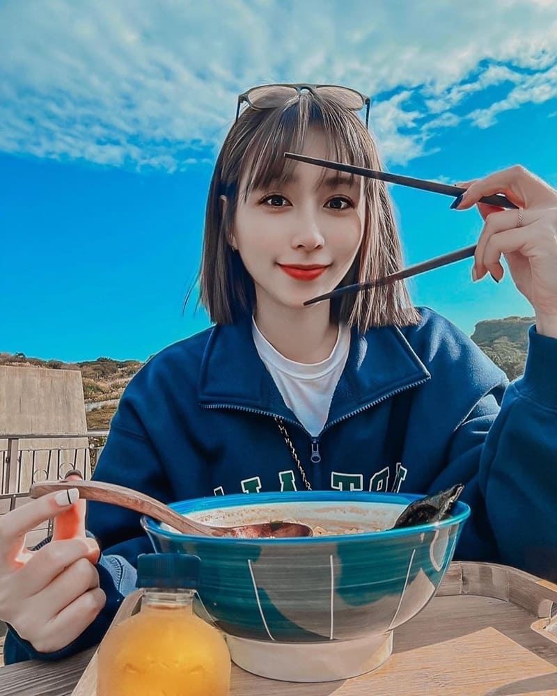 望著大海,吹海風,再來上一碗專屬自己的泡麵⋯ 有意思!半自助式的選料方式,火鍋料、蔬菜、海鮮類、肉類 通通都有 雖然吃起來就跟自己在家煮的差不多⋯但就是滿滿的智商稅,不能不服啊!!必須馬上打卡chill起來🙌🏻🙌🏻