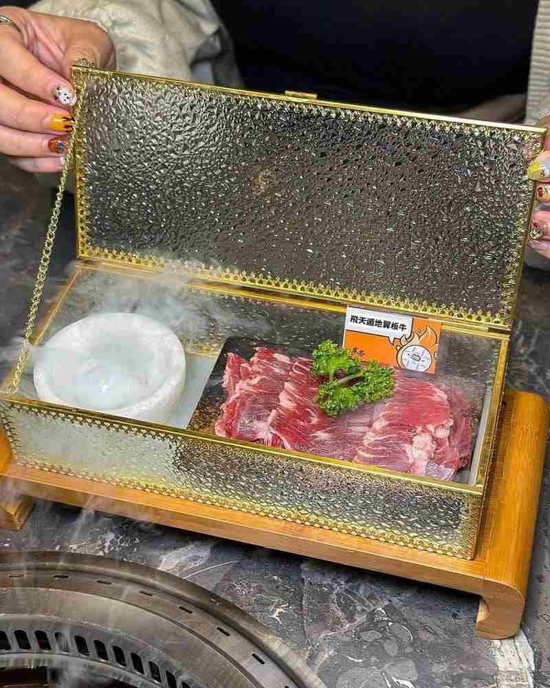 「一底夯燒肉專賣」高雄鳳山新開幕!豐富頂級精緻海鮮肉品、浮誇擺飾仙氣十足!