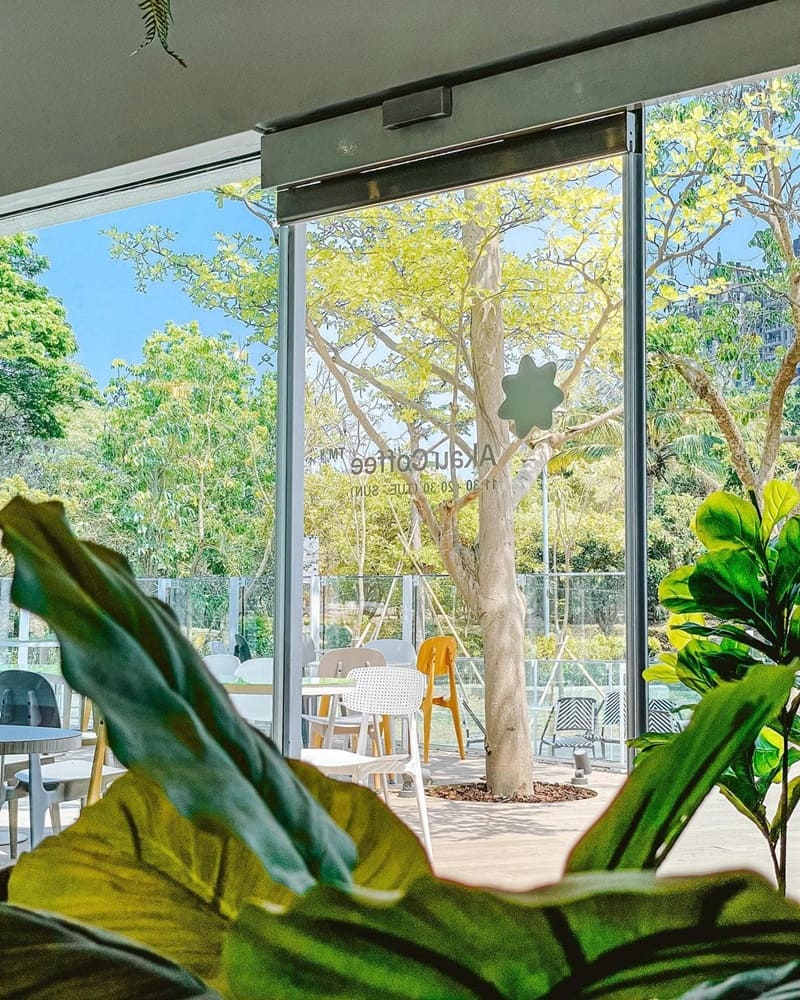 「Akau Coffee 猻物咖啡」高雄內惟藝術中心咖啡館！室內白色建築、明亮設計、室外樹影環繞！