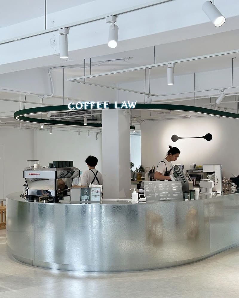 「COFFEE LAW」台北信義區新地標！寬敞舒適咖啡館、萬秀洗濯實驗室二樓、獨特空間、療癒時光！