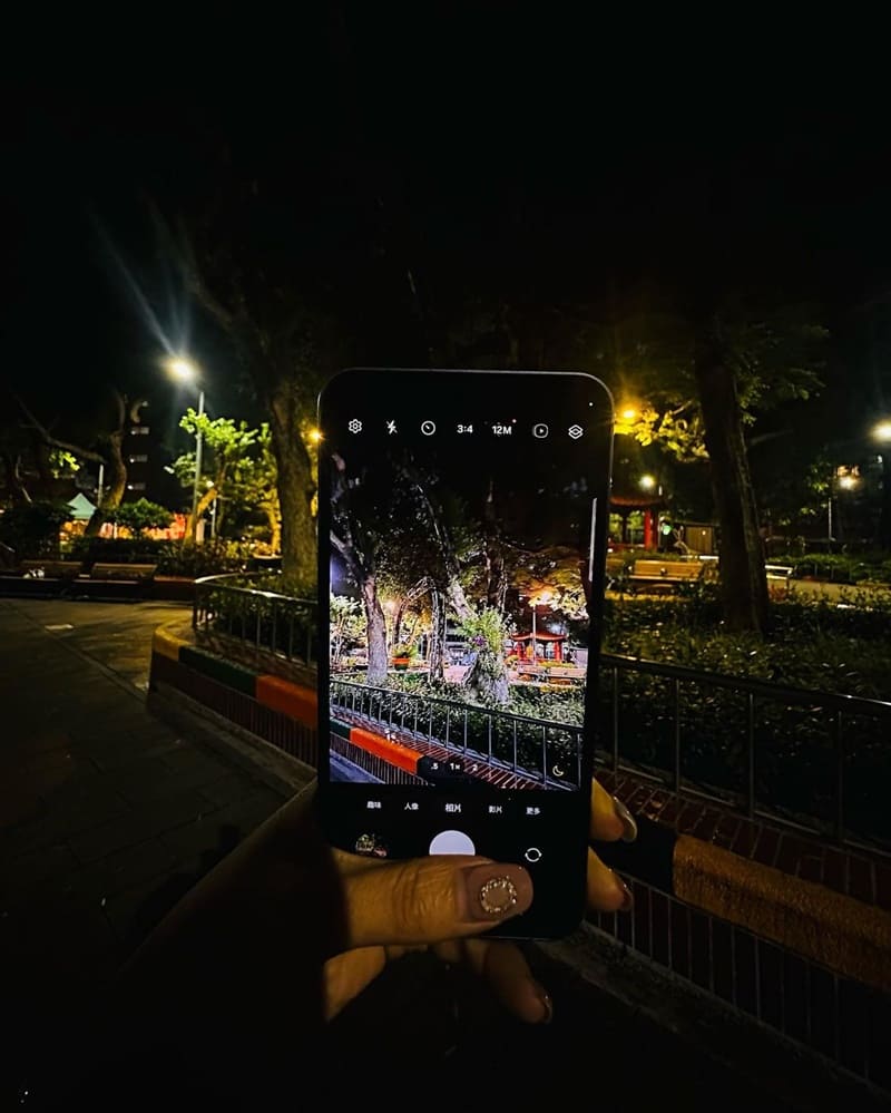 「三星Galaxy A55」創新大容量、安全防護、超明亮夜拍、生態圈功能、momo獨家販售！