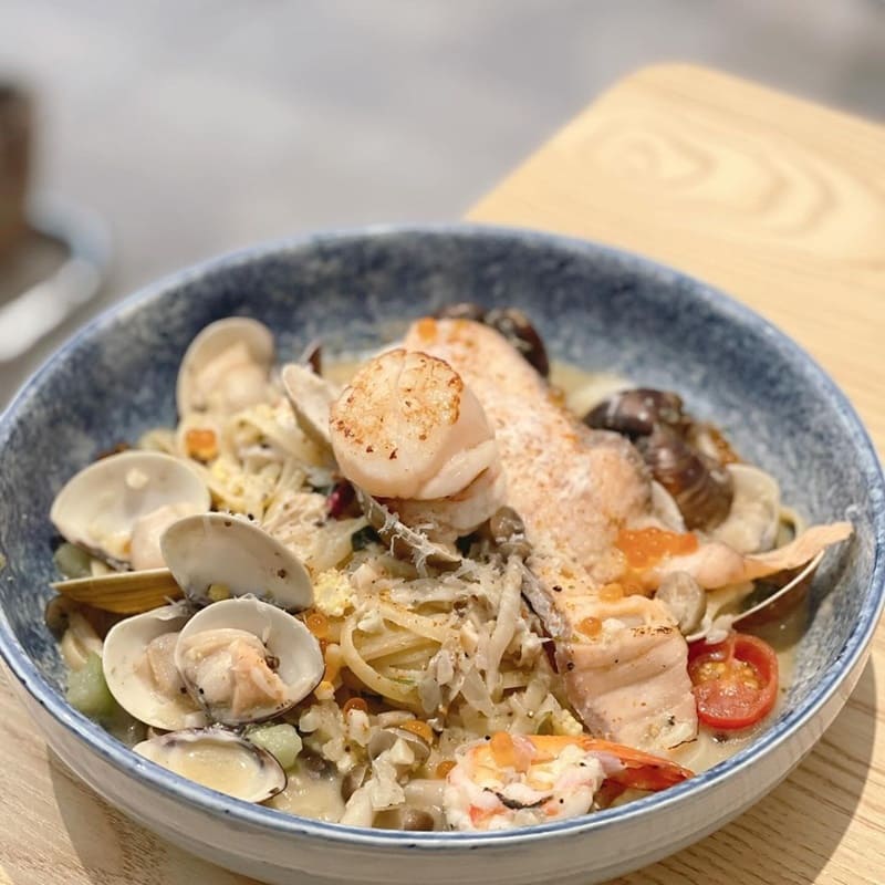 「青沐」台北大安海鮮料理！干貝明太子燻鮭魚蛋黃麵、店內獨特空間與豐盛海鮮麵料理！
