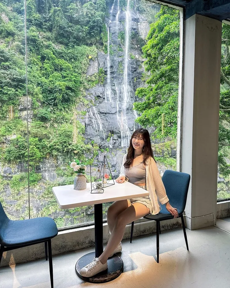 「瀑布3號」新北烏來瀑布景觀餐廳！落地窗景觀奢華下午茶、專業評價奶茶體驗、自然景緻襯托！