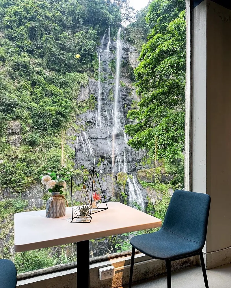 「瀑布3號」新北烏來瀑布景觀餐廳！落地窗景觀奢華下午茶、專業評價奶茶體驗、自然景緻襯托！