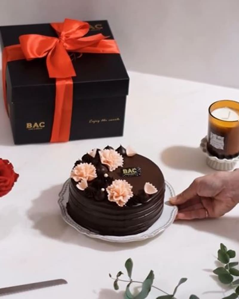 「BAC Cake&Sweets」母親節精選、巧克力蜜桃茶餡蛋糕、香氛美味完美組合！