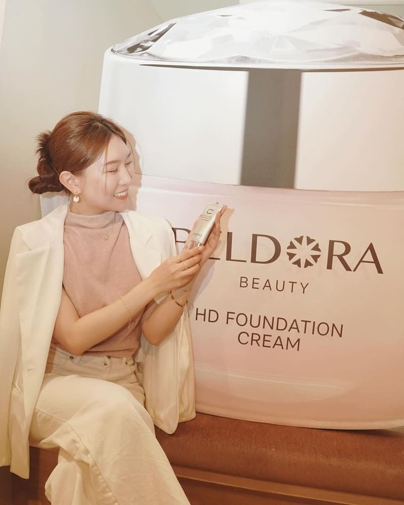 「HD智慧光感粉底乳霜」紅遍國際粉鑽瓶！蓓朵娜發光乳霜、30秒速成保養裸妝！