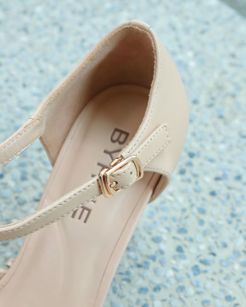 「BYHUE」軟芯尖頭高跟鞋！迷人質感小細節、兩穿式設計、時尚舒適兼具！