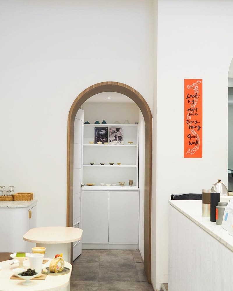 「咖啡酒陶」台北中山唯美甜點店Caffeine Stone、手作陶杯陳列、南西第一陶氣品牌!