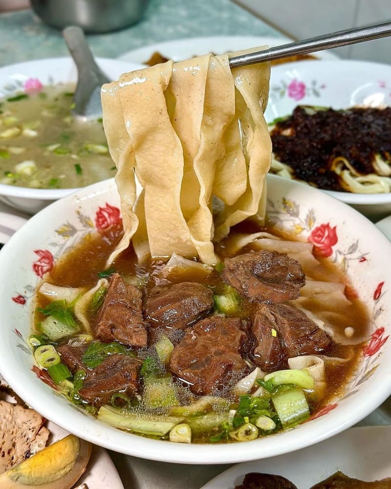 「鄧記家常牛肉麵」高雄苓雅文化中心附近!40年老字號美食、限量手工麵老饕最愛!