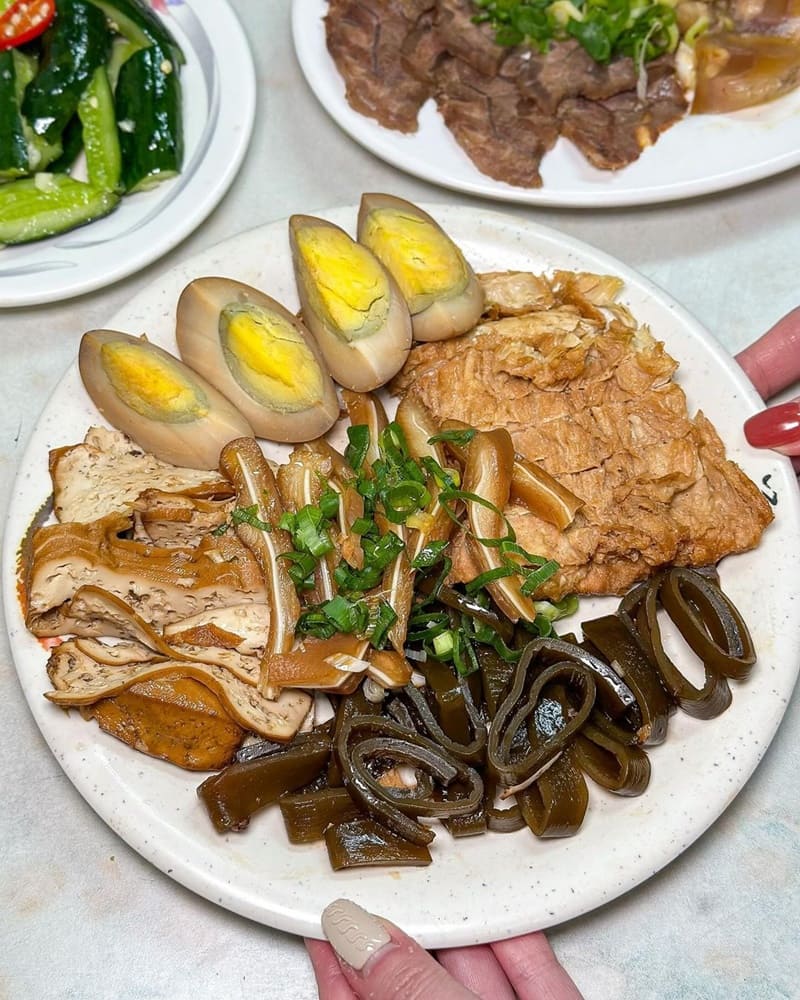 「鄧記家常牛肉麵」高雄苓雅文化中心附近!40年老字號美食、限量手工麵老饕最愛!