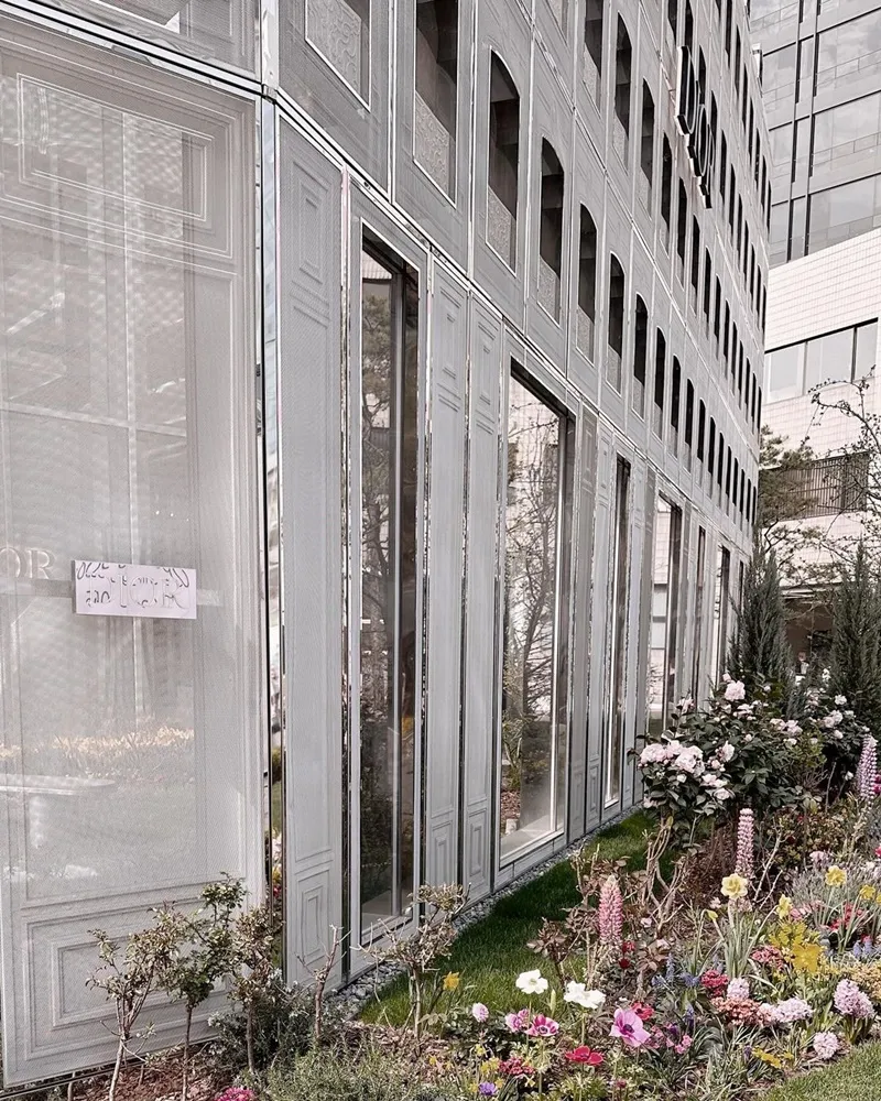 「Dior聖水洞旗艦店」韓國首爾預約制咖啡廳！高雅法式浪漫、星星標誌、戶外庭園！