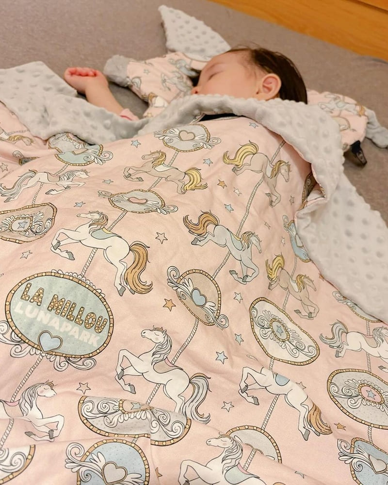「DollBao」全球嬰幼兒時尚品牌、專業品質、呵護寶寶安睡、豆豆毯暖心選擇！