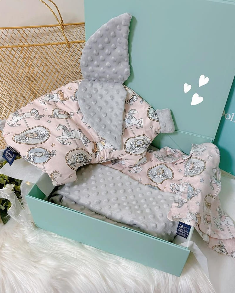 「DollBao」全球嬰幼兒時尚品牌、專業品質、呵護寶寶安睡、豆豆毯暖心選擇！