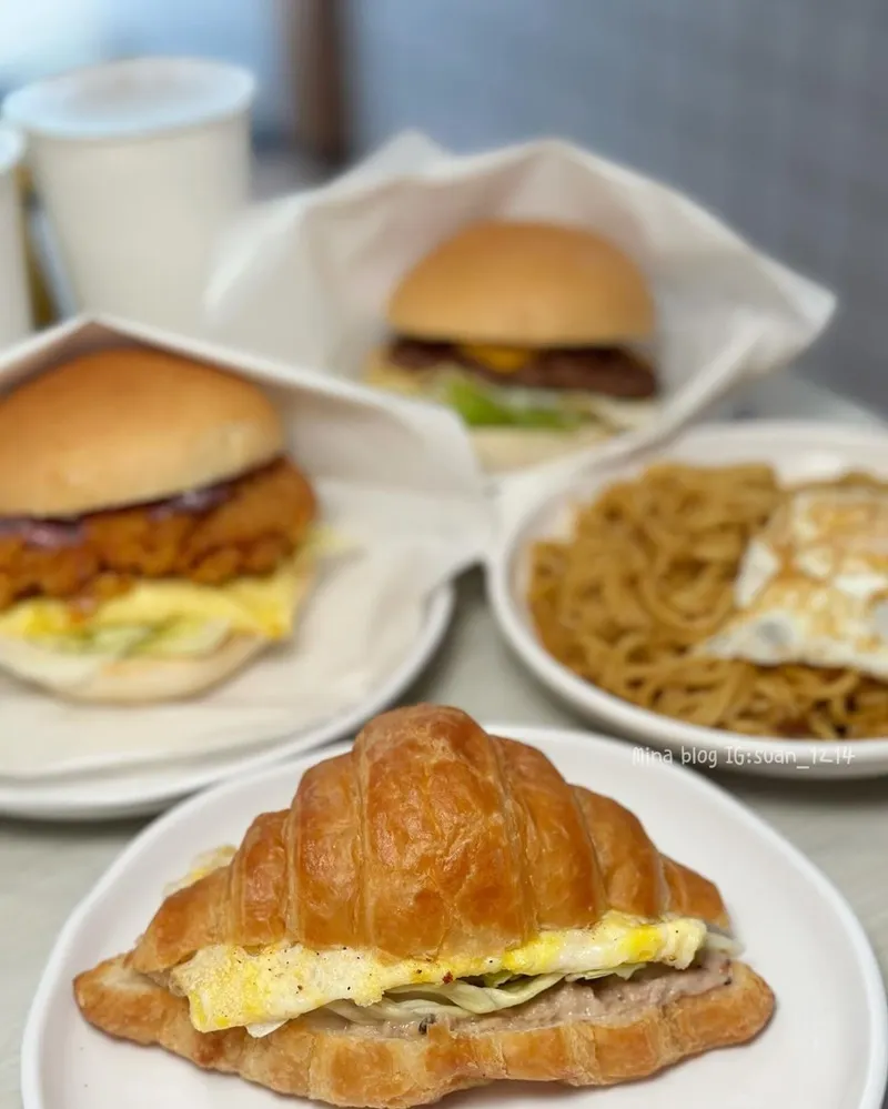 「吉飽早餐」新北板橋早餐店！新鮮食材豐富多樣、明亮舒適環境、套餐便宜又美味！