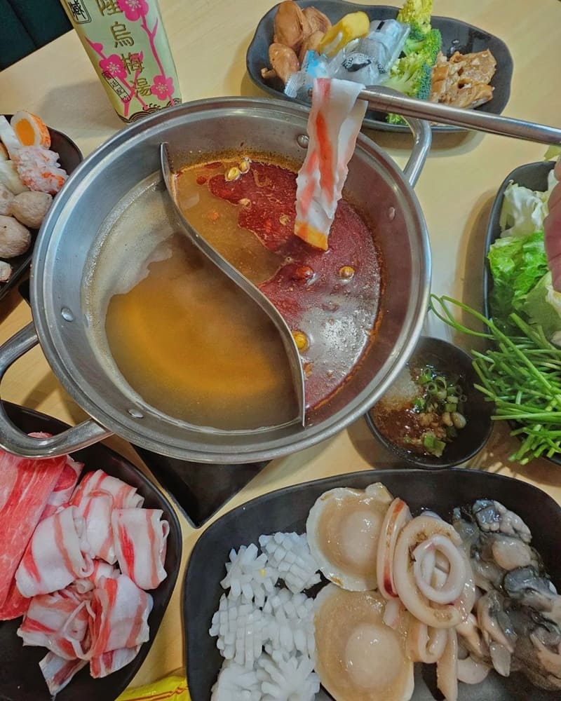 「何家香香麻辣鴛鴦鍋」新北中和復古風火鍋！60種食材無限享受、新鮮高品質！