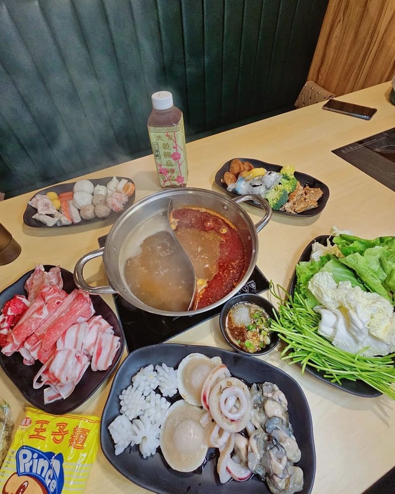 「何家香香麻辣鴛鴦鍋」新北中和復古風火鍋!60種食材無限享受、新鮮高品質!
