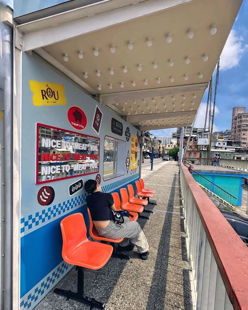 「T-HAM台畜熱狗堡公車站」基隆正濱漁港新景點、美式風格繽紛可愛、網美拍照必去！