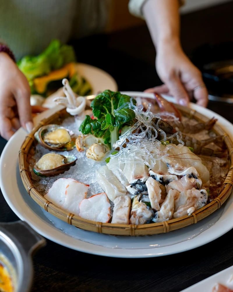 「小洁鍋Little J」台南北區白色時尚鍋物、自助吧吃到飽、精選食材、舒適環境！
