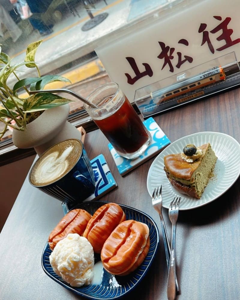 「mamonaku cafe」台中火車站改造咖啡廳！復古座椅、時刻表魅力、火車上享受下午茶！