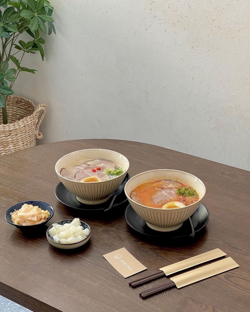 「MERLIN.M 梅林麵」新北三峽最美拉麵店、老字號麵廠、文青質感風、顛覆過往印象!