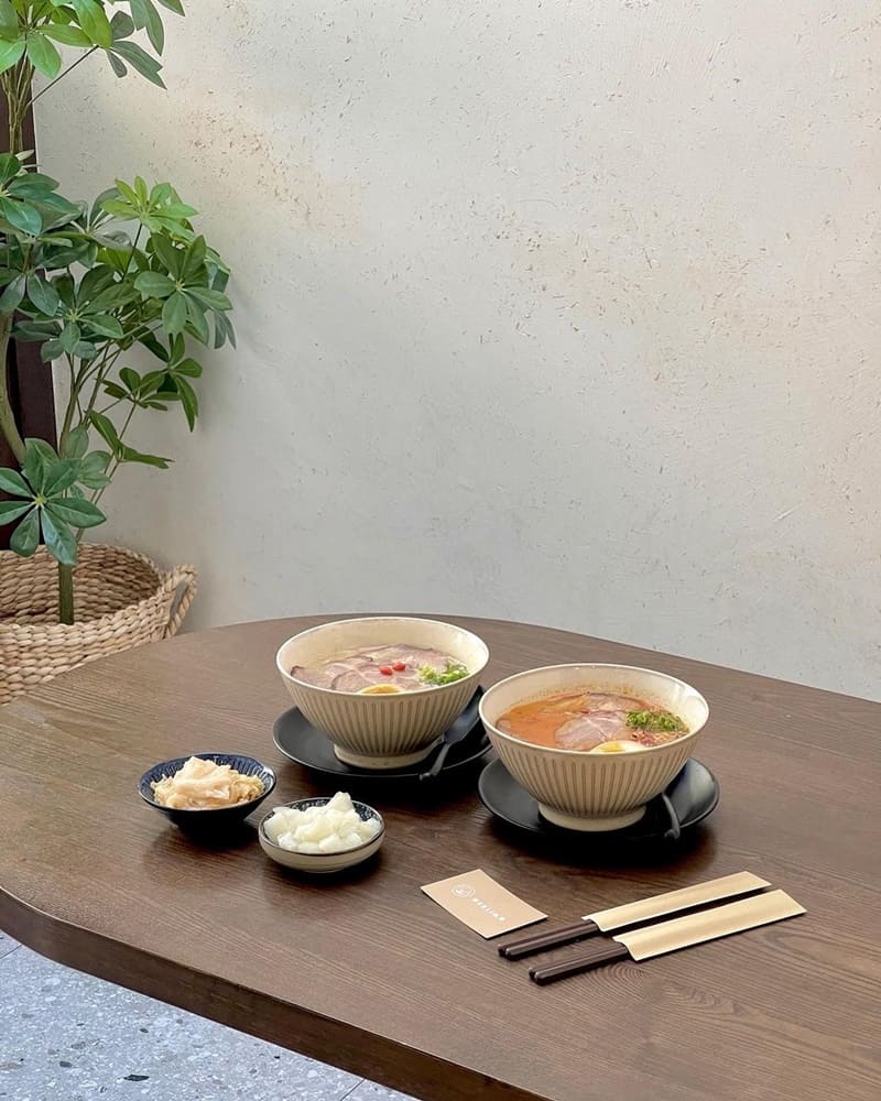 「MERLIN.M 梅林麵」新北三峽最美拉麵店、老字號麵廠、文青質感風、顛覆過往印象!