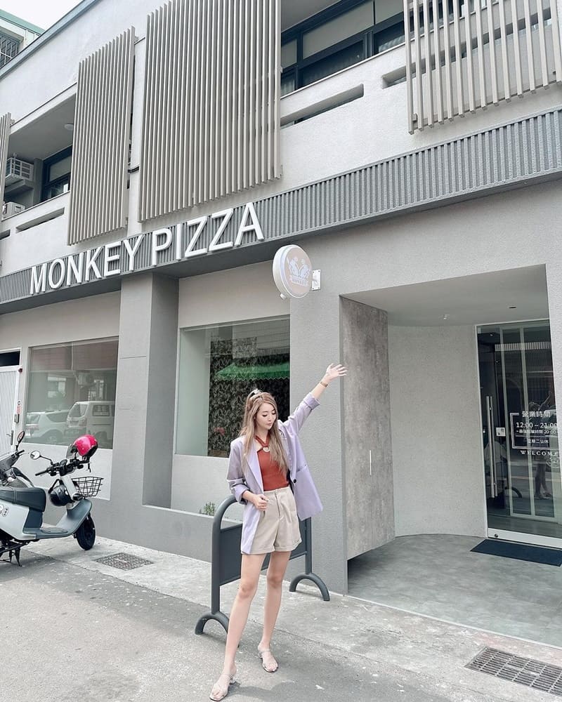 「Monkey 猴子披薩」台中義式餐廳！海鮮披薩、搭配清爽沙拉、完美組合、純白極簡空間、適合獨享或聚餐！