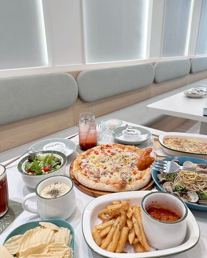 「Monkey 猴子披薩」台中義式餐廳！海鮮披薩、搭配清爽沙拉、完美組合、純白極簡空間、適合獨享或聚餐！