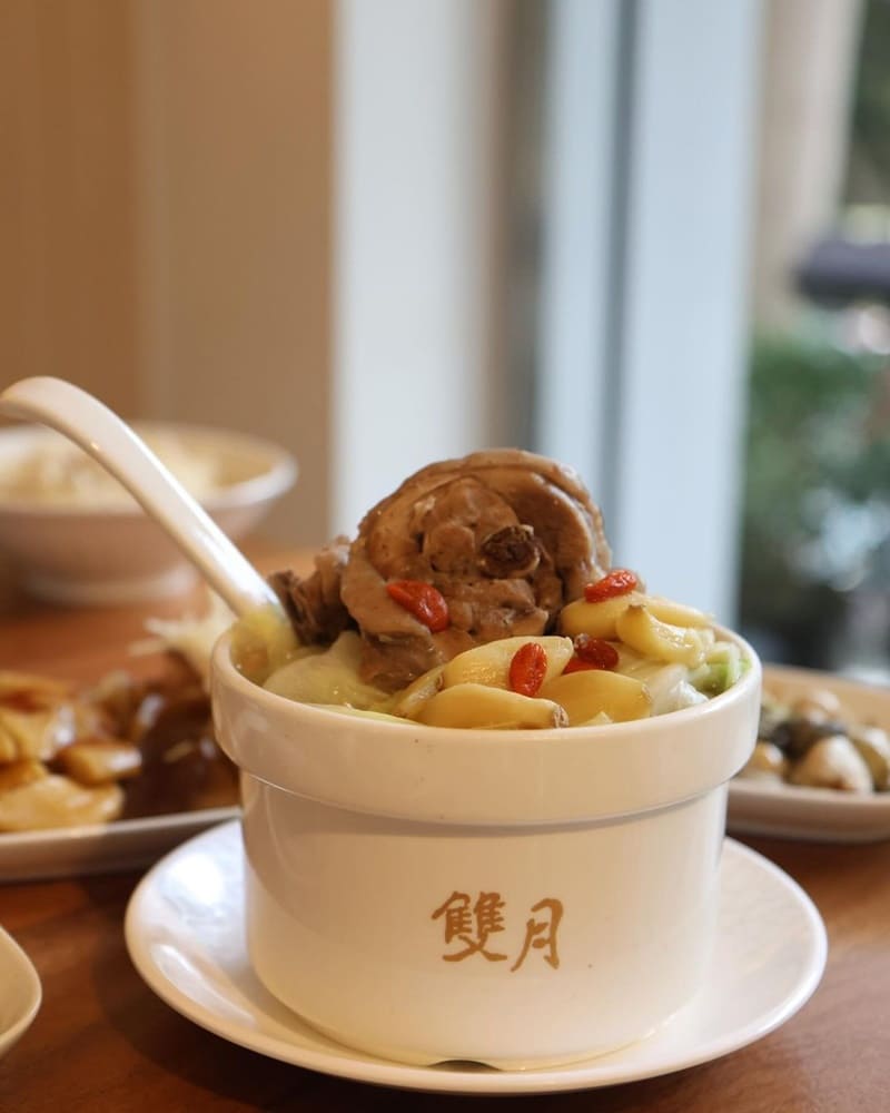 「雙月食品社」必比登推薦台北最強雞湯！溫補燉雞腿湯、優質料理、與溫泉饗宴相得益彰！