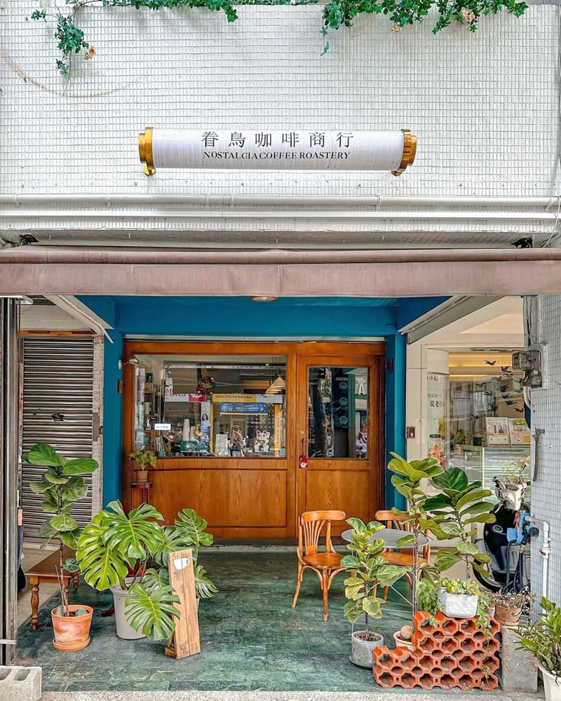 「眷鳥咖啡商行」高雄老屋咖啡廳！充滿新舊融合之美、綠植老洋行燈飾、保留石牆元素、散發懷舊氛圍！