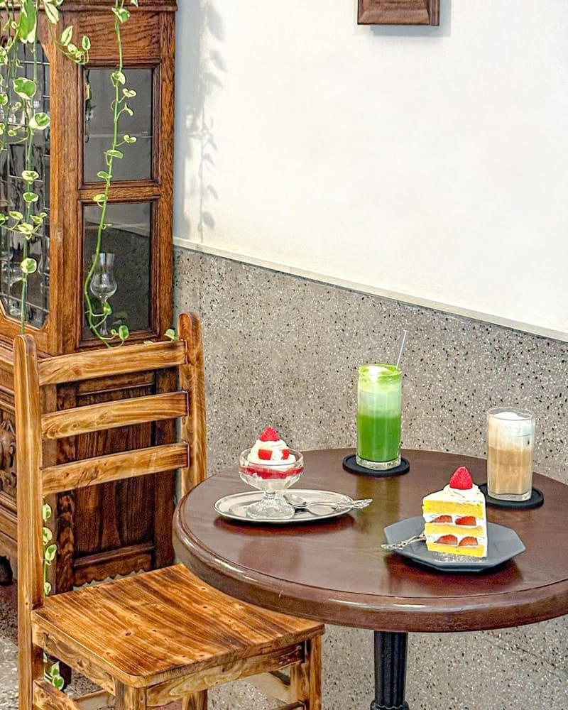 「眷鳥咖啡商行」高雄老屋咖啡廳！充滿新舊融合之美、綠植老洋行燈飾、保留石牆元素、散發懷舊氛圍！