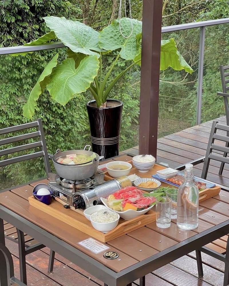 「日見森嵐」新竹尖石鄉森林系景觀餐廳、融合美食山林景致、透明天空步道！