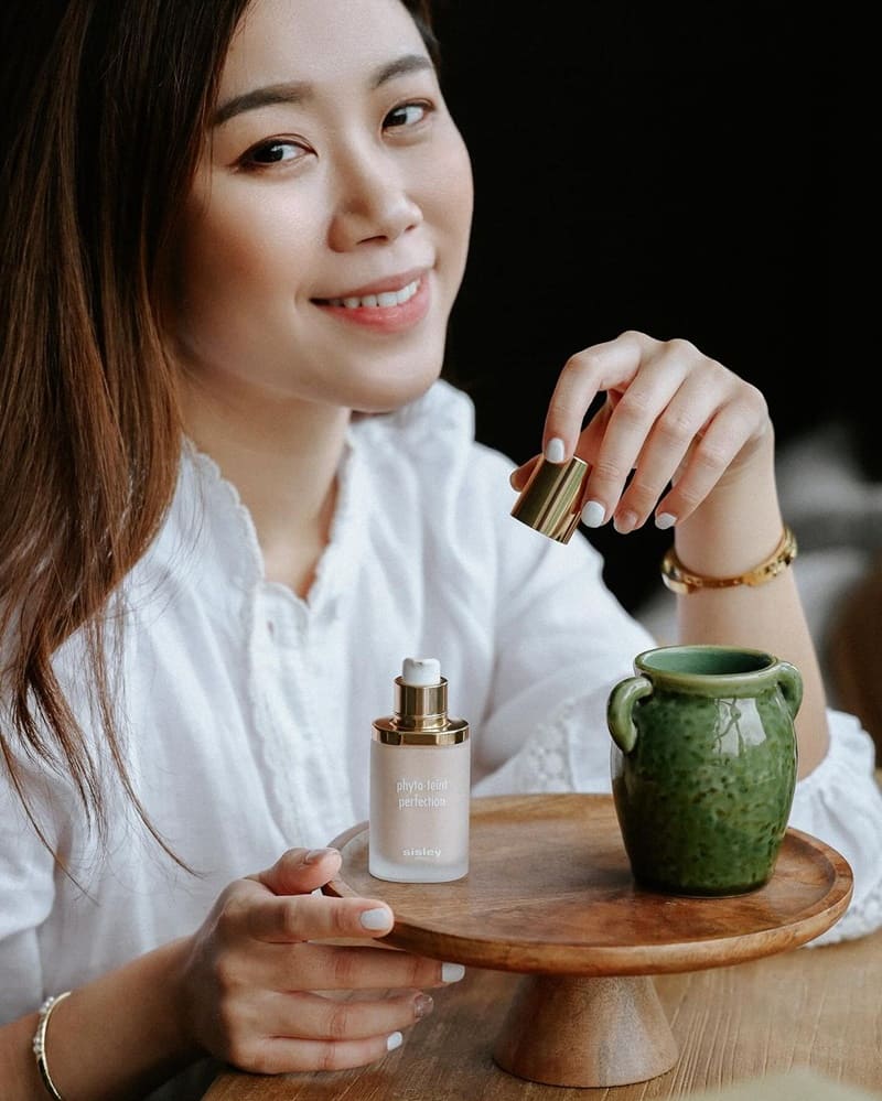 「Sisley」完美持久粉底液!頂級植物精華、美妝與保養兼顧、輕盈無負擔、自信素顏也完美!