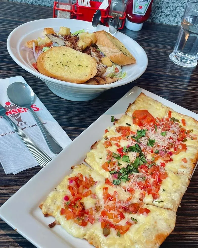 「SWENSENS双聖大安店」台北大安美式飯店風!美式餐點、義式焗烤薄餅、經典奶昔!