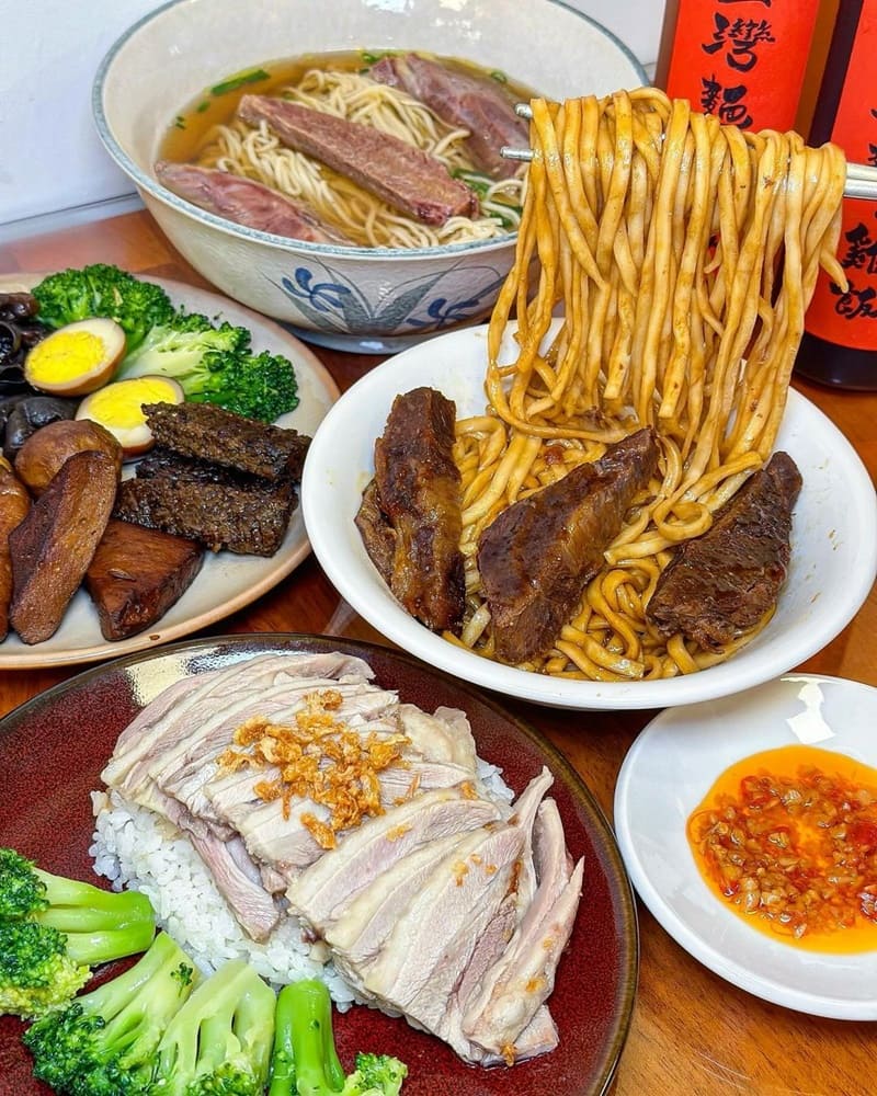 「台灣麵·雞飯店」高雄三民美食首選!招牌牛肉拌麵、超嫩口感、絕佳美味一試上癮!