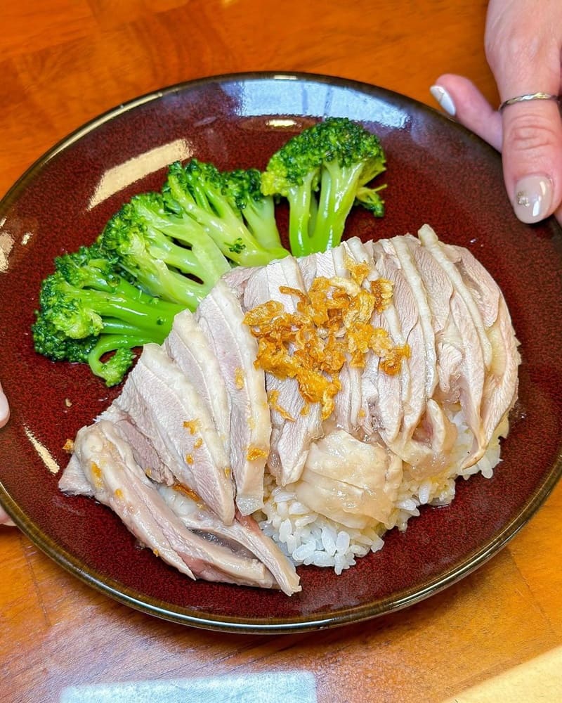 「台灣麵·雞飯店」高雄三民美食首選！招牌牛肉拌麵、超嫩口感、絕佳美味一試上癮！