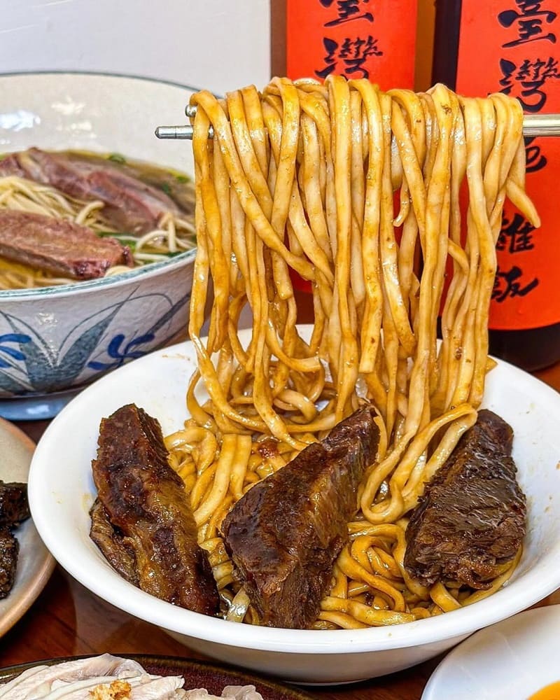 「台灣麵·雞飯店」高雄三民美食首選!招牌牛肉拌麵、超嫩口感、絕佳美味一試上癮!