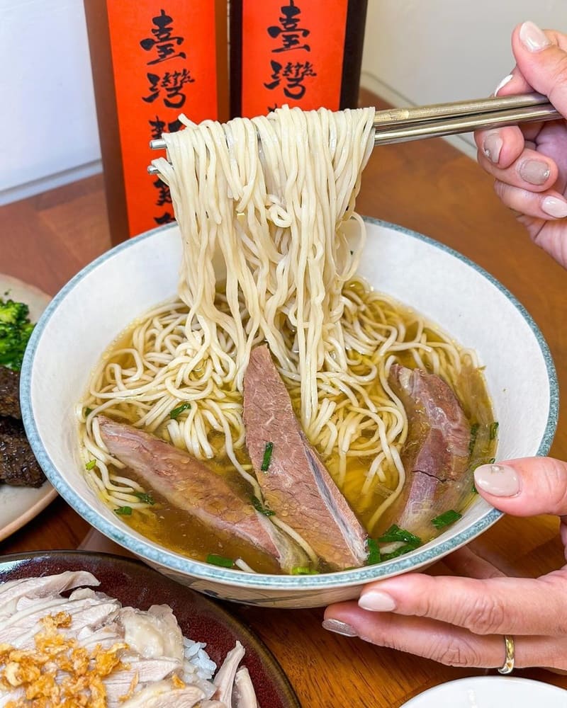 「台灣麵·雞飯店」高雄三民美食首選！招牌牛肉拌麵、超嫩口感、絕佳美味一試上癮！