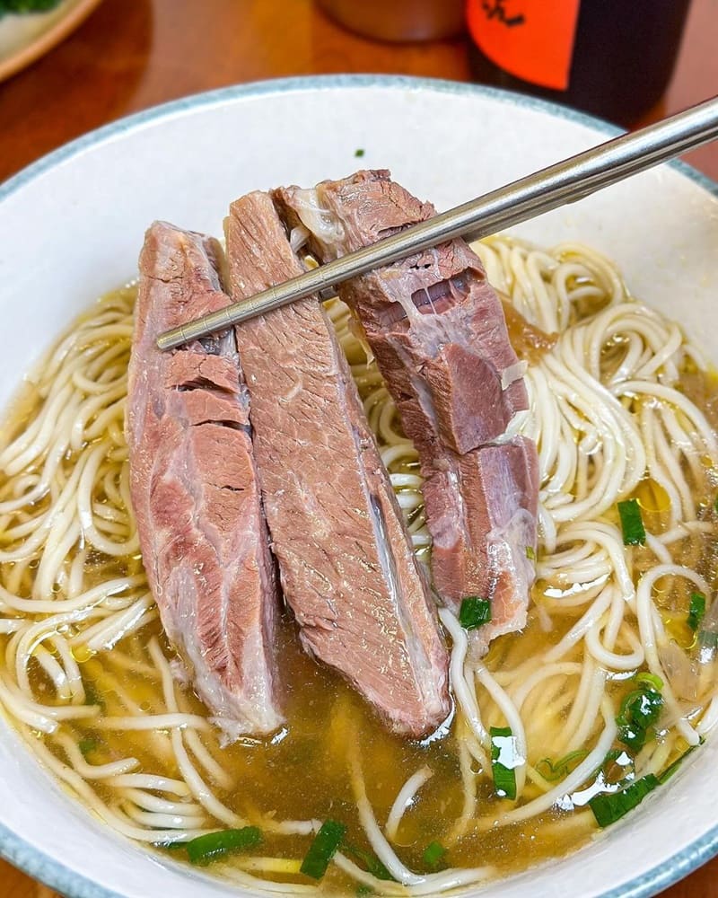 「台灣麵·雞飯店」高雄三民美食首選!招牌牛肉拌麵、超嫩口感、絕佳美味一試上癮!