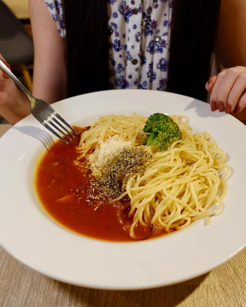 「肋霸豬肋排」台北信義新開幕美式餐廳、特色巨無霸豬肋排、愛吃肉的你千萬不容錯過！