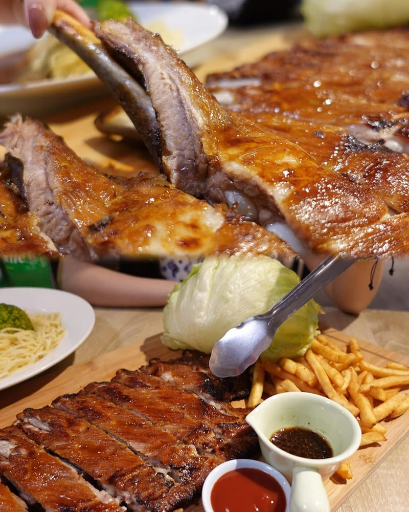 「肋霸豬肋排」台北信義新開幕美式餐廳、特色巨無霸豬肋排、愛吃肉的你千萬不容錯過！