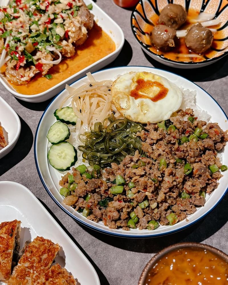 「泰吉食坊」板橋隱藏泰式餐廳！濃郁打拋豬、酥脆椒麻雞、起司牛肉捲、品味東南亞風味！