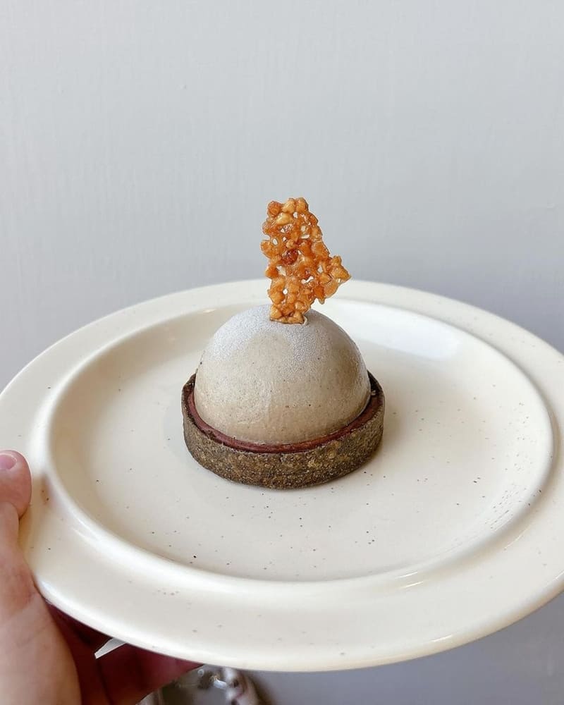 「褐 umber」留白計畫台南試營運美食據點、褐白色裝潢空間、處處流露濃濃藝術氣息!