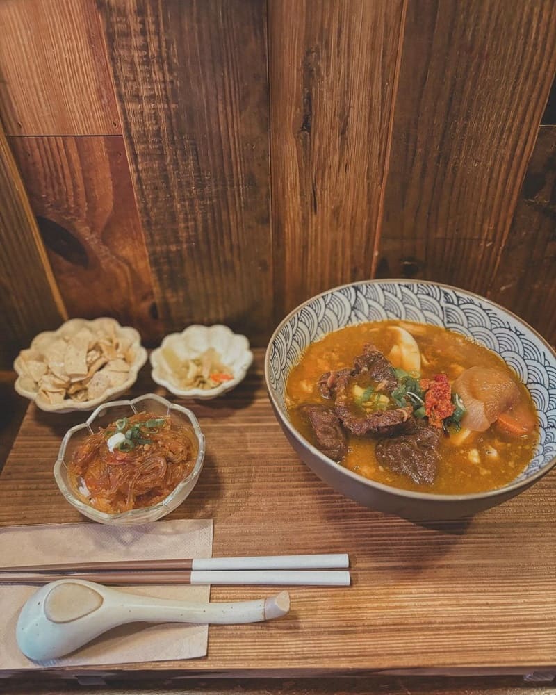 「門前隱味牛肉麵」全預約制美食、道地美味專業湯頭、辣味鮮香誘人、內用享體驗!
